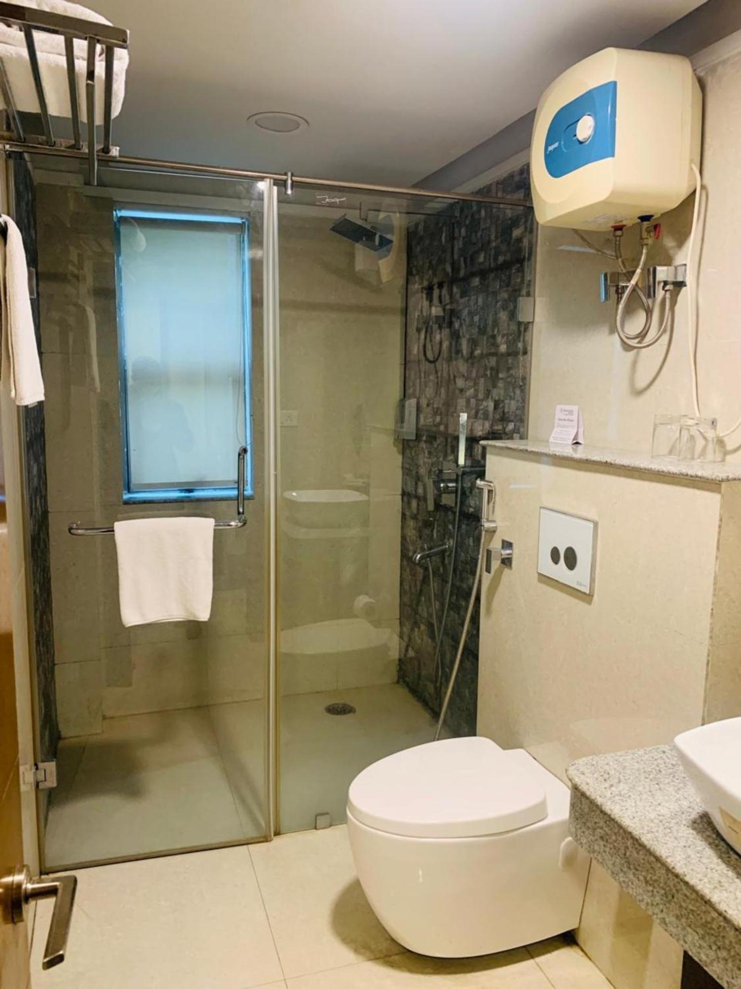 כלכותה Aristocrat Hotel מראה חיצוני תמונה