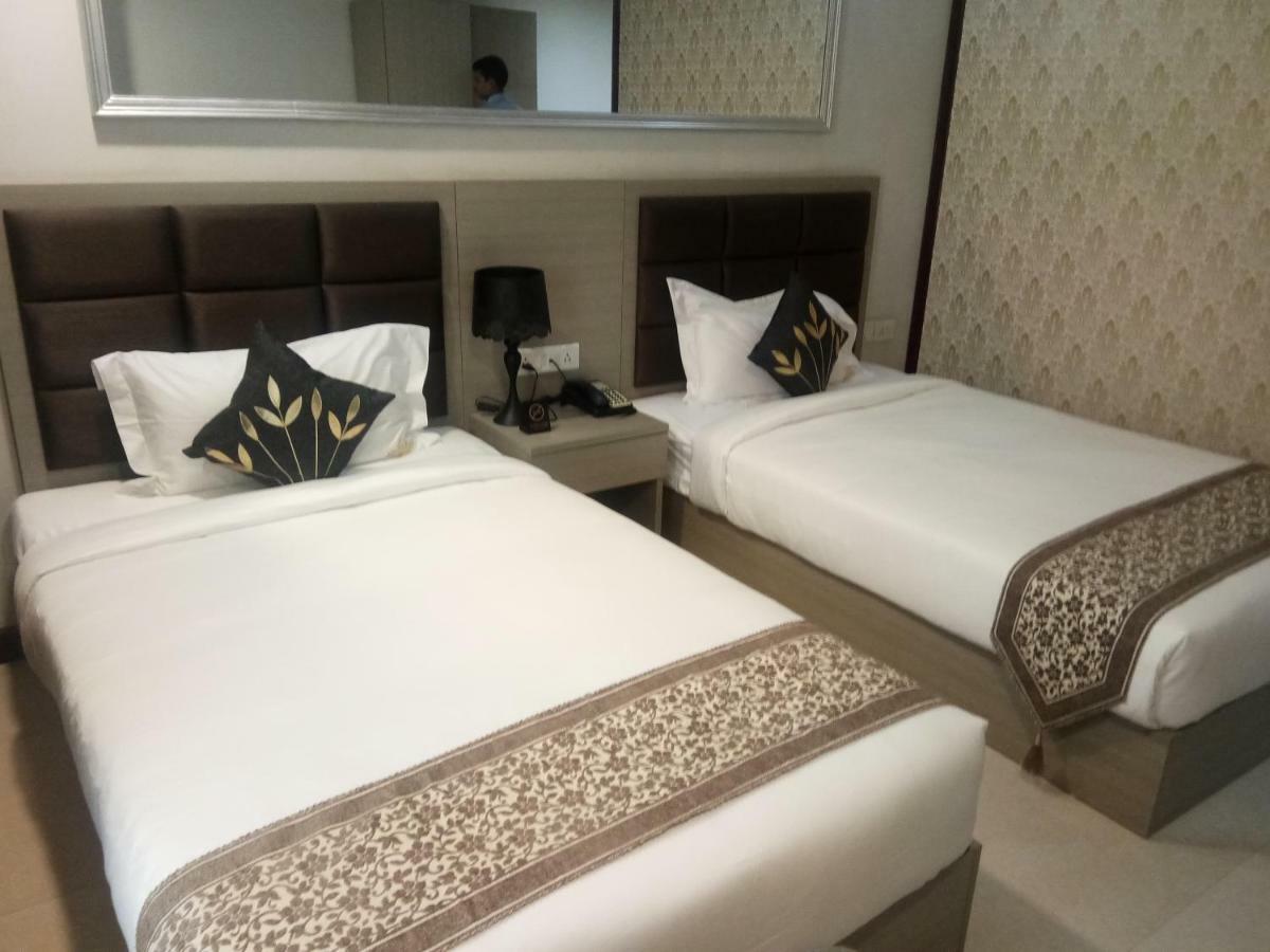 כלכותה Aristocrat Hotel מראה חיצוני תמונה