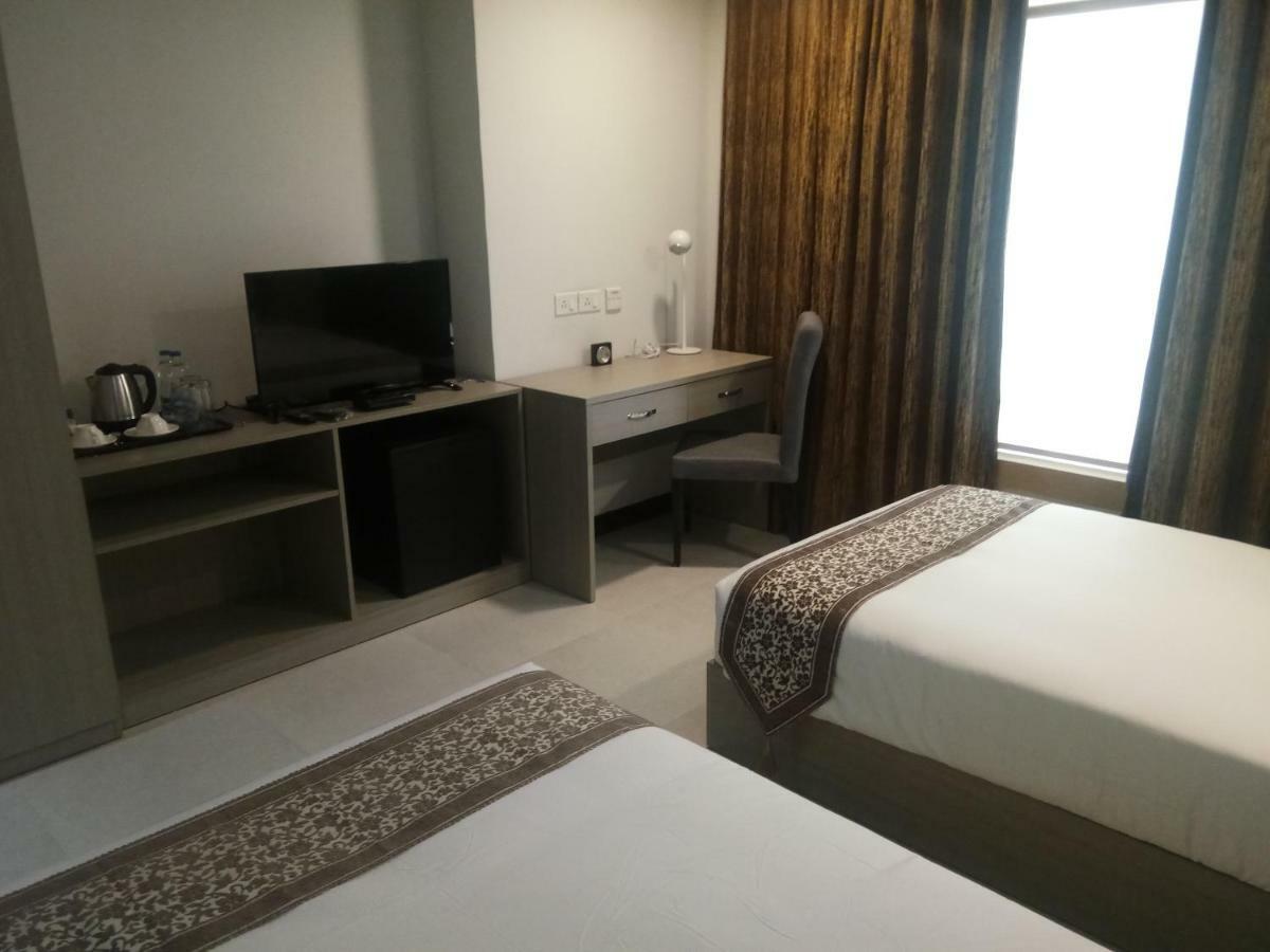 כלכותה Aristocrat Hotel מראה חיצוני תמונה