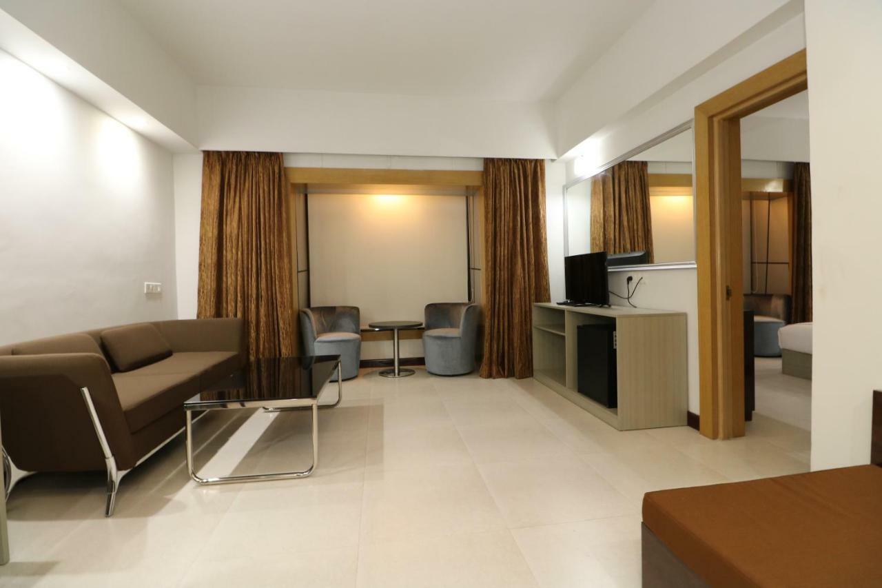 כלכותה Aristocrat Hotel מראה חיצוני תמונה