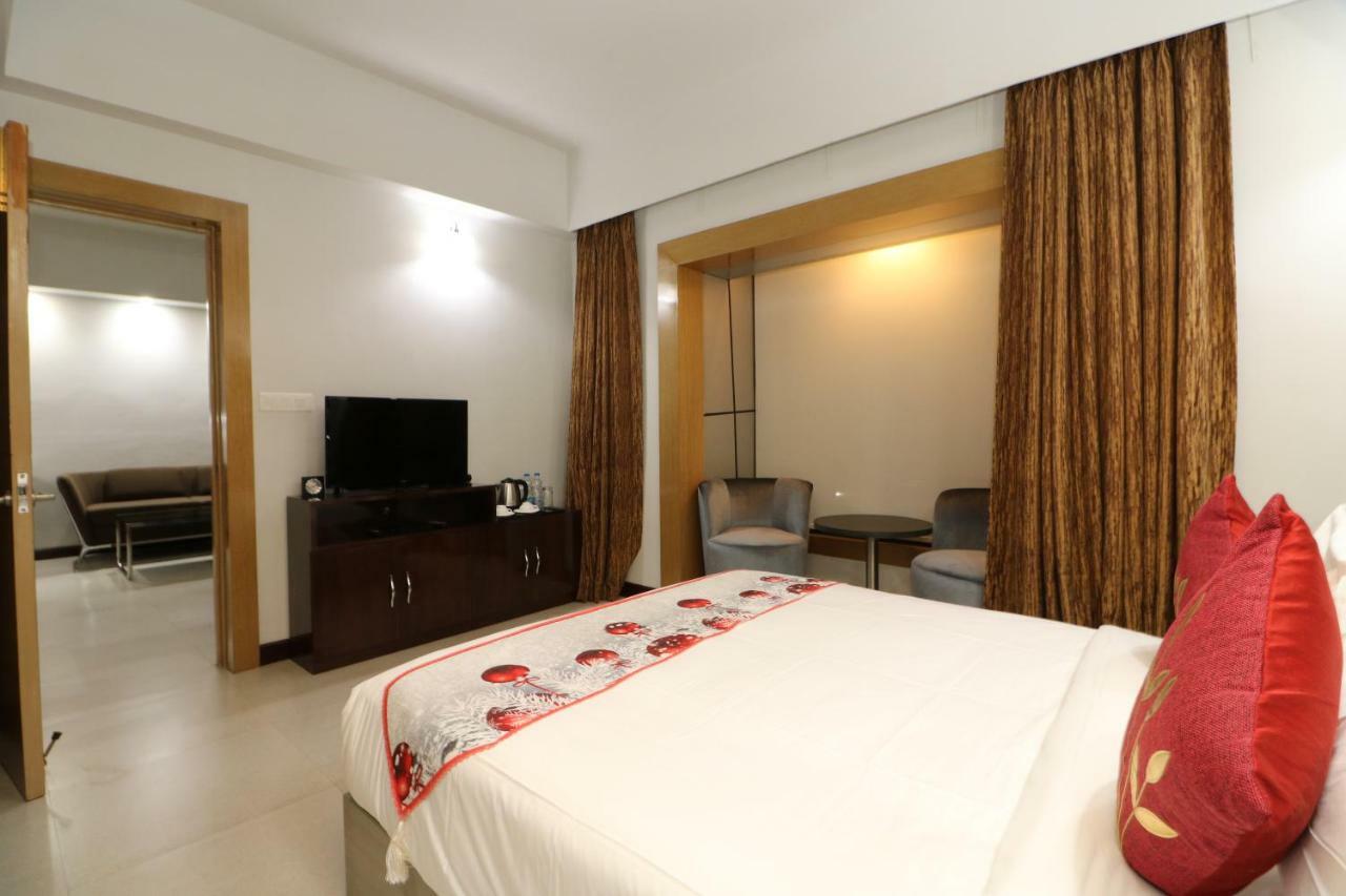 כלכותה Aristocrat Hotel מראה חיצוני תמונה