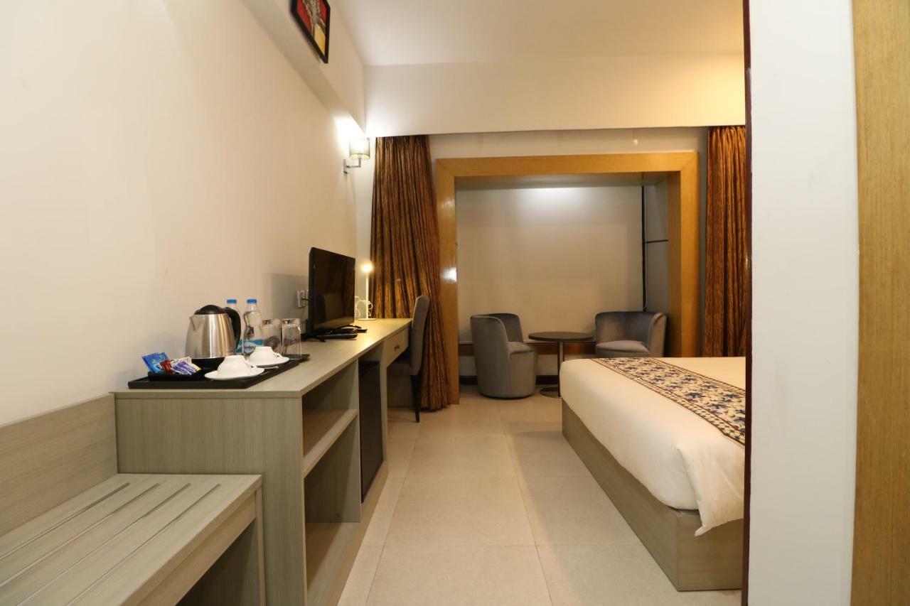 כלכותה Aristocrat Hotel מראה חיצוני תמונה