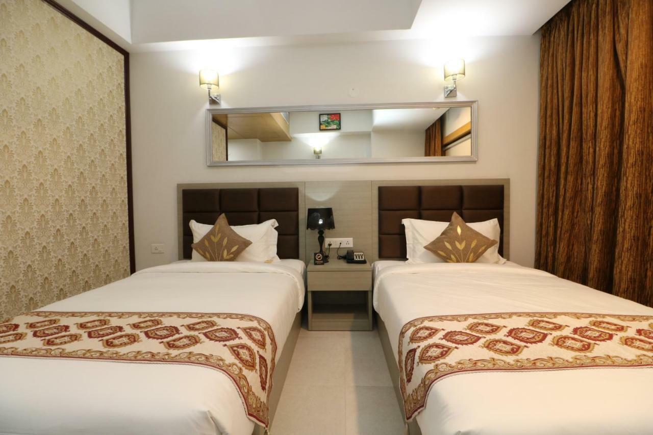 כלכותה Aristocrat Hotel מראה חיצוני תמונה